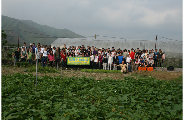 在農場的考察活動完成後的大合照