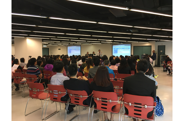 五位作者為在場的地理科老師講解新設的「實地考察為本問題」教學技巧及應試策略