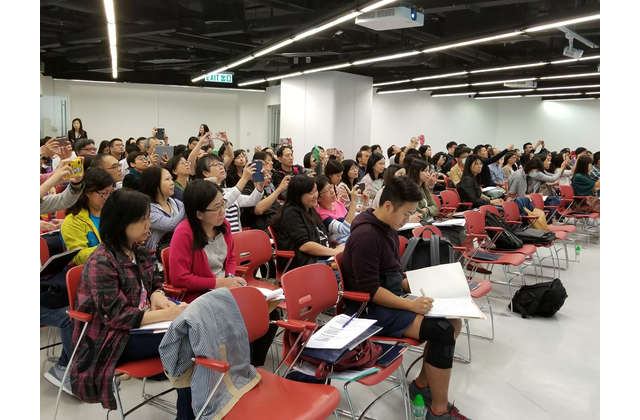 老師們專心聆聽《高中地理考察與評估練習》作者的精彩分享