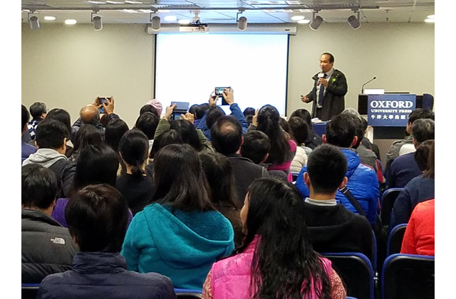 周志偉老師跟在場老師講解在校推行STEM的經過，氣氛融洽