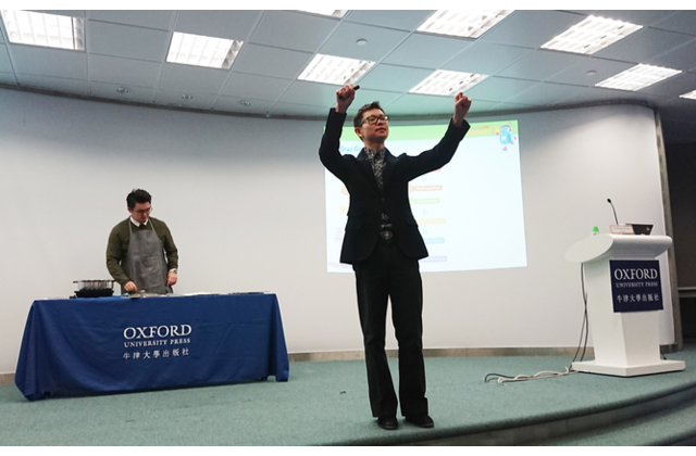 黃博士以生動的演繹方式分享各種提升幼兒英語能力的方法。