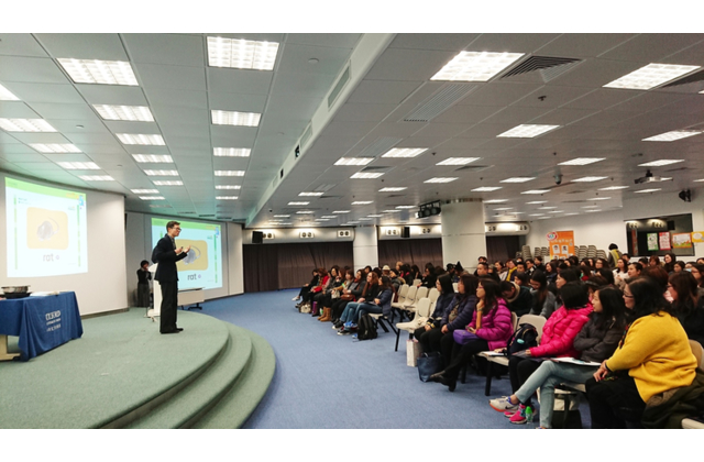 當日一眾老師與黃博士積極互動，氣氛融洽。