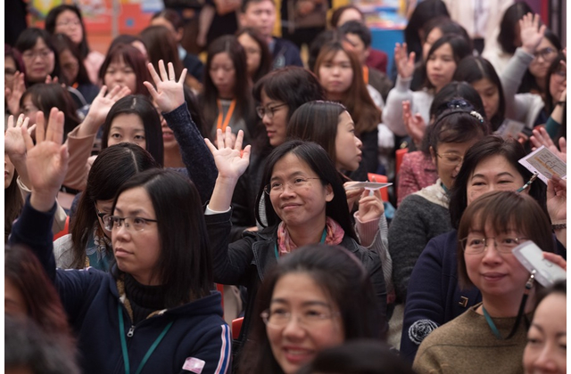 老師投入地參與研討會