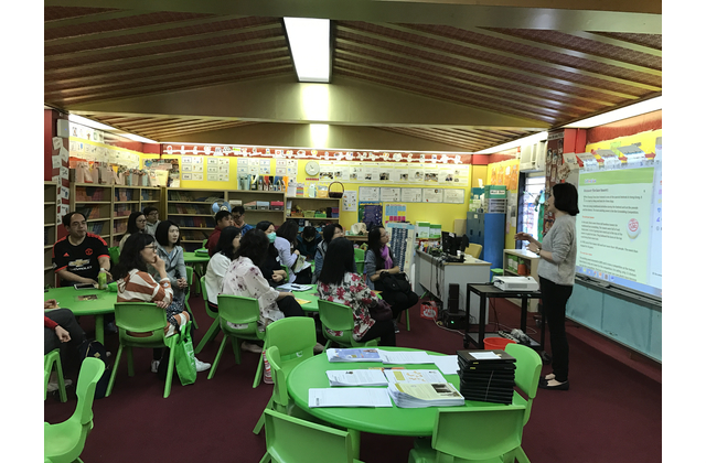Lily Cheung, Senior Teacher Trainer of OUP, conducts the demo-teaching of STEAM projects.