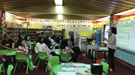 Lily Cheung, Senior Teacher Trainer of OUP, conducts the demo-teaching of STEAM projects.