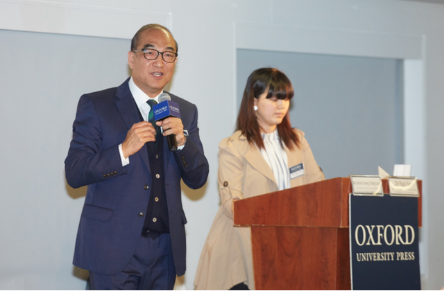 Dr Paul Sze and Ms Jenny Leung sharing their experience of using Oxford English (Second Edition) to increase students’ text grammar awareness