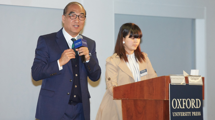 Dr Paul Sze and Ms Jenny Leung sharing their experience of using Oxford English (Second Edition) to increase students’ text grammar awareness