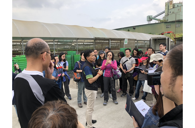 水耕種植場的工作人員為老師講解水耕農場的運作和農產品的銷售渠道