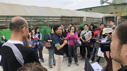 水耕種植場的工作人員為老師講解水耕農場的運作和農產品的銷售渠道