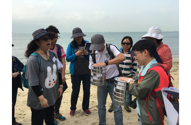 徐秀銀老師講解有關量度沙灘顆粒大小的方法