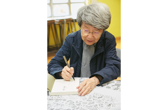 講座前小思為《曲水回眸》贈書簽名。