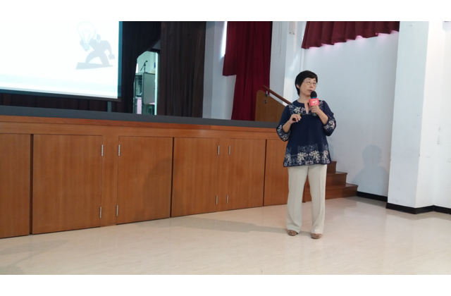 王仙瀛老師為在場老師講解普通話朗誦比賽的評審準則