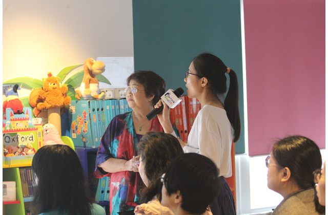 老師即席試讀朗誦節誦材，與作者互動交流，氣氛融洽