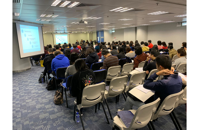 老師們專心聆聽作者的精彩分享