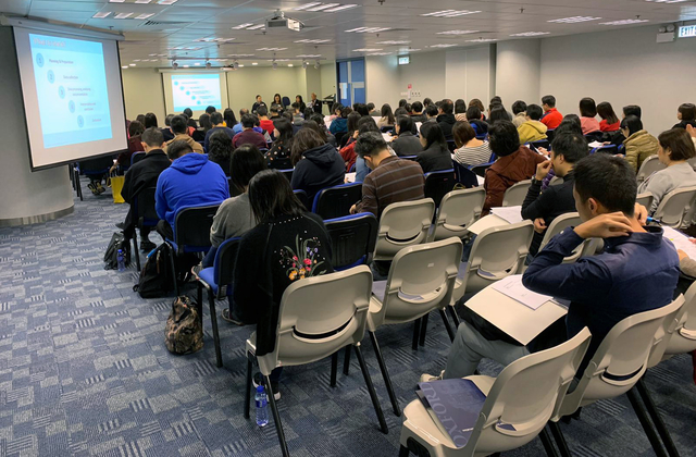 老師們專心聆聽作者的精彩分享