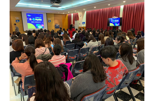 兩位講者與在場的校長和主任交流學教心得及展示成果,期望能集思廣益,共同提升幼教界學教成效 兩位講者與在場的校長和主任交流學教心得及展示成果,期望能集思廣益,共同提升幼教界學教成效