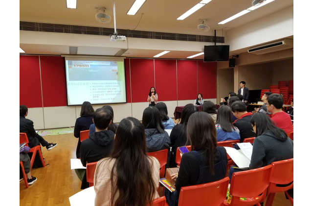 老師們專心聆聽講者分享如何利用不同的軟件程式增加課堂趣味性