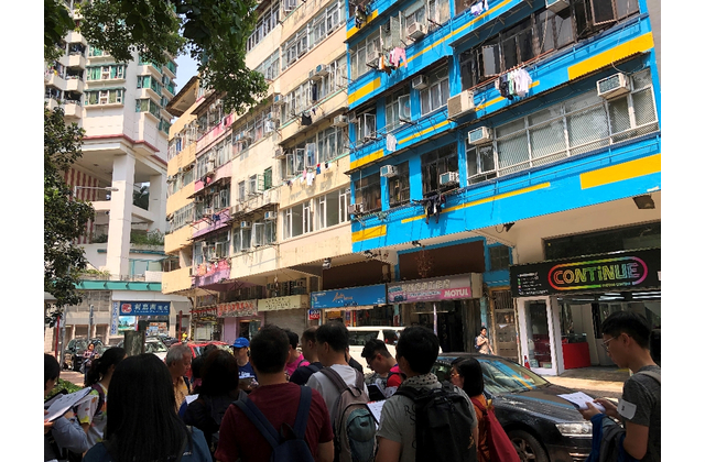 楊錦泉校長和歐陽穎敏老師沿萬安街和福利街帶領老師考察，並講解搜集數據繪畫注釋放射圖等技巧