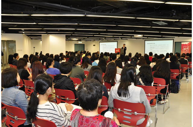 李孝聰先生為一眾老師講解繪本教學,坐無虛席。 李孝聰先生為一眾老師講解繪本教學,坐無虛席。