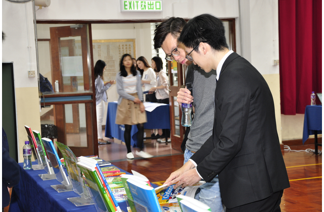 OUP staff answered questions from arriving teachers about the 2019 edition of Oxford Essential and Oxford Advanced Practice Papers.