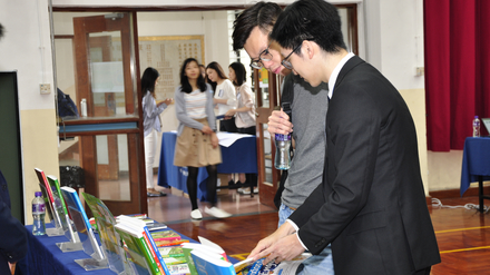 OUP staff answered questions from arriving teachers about the 2019 edition of Oxford Essential and Oxford Advanced Practice Papers.