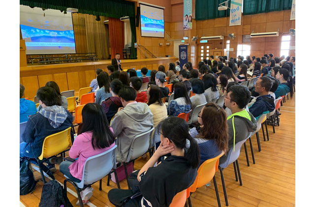 程志祥助理校長為參加老師講解推行STEM教育的心得