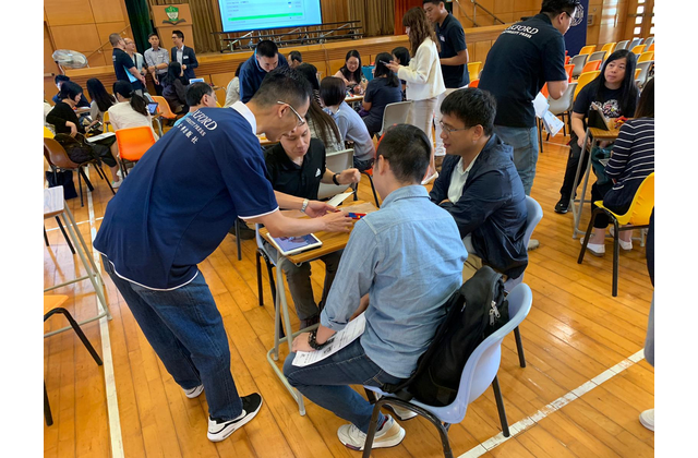 張錦華博士帶領老師利用工作紙製作分幣機，即席利用本社工作紙試教