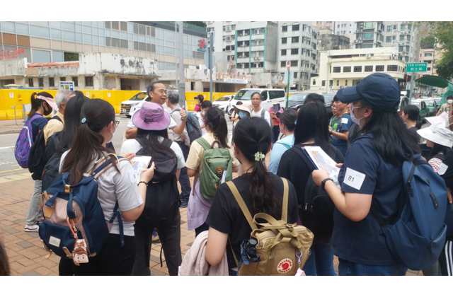 粉嶺市區微氣候考察，示範和指導老師做用各種儀器量度微氣候