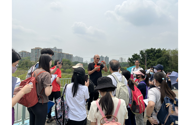 上水華山梧桐河下游考察，示範和指導老師用各種儀器和工具在河流下游進行河流測量