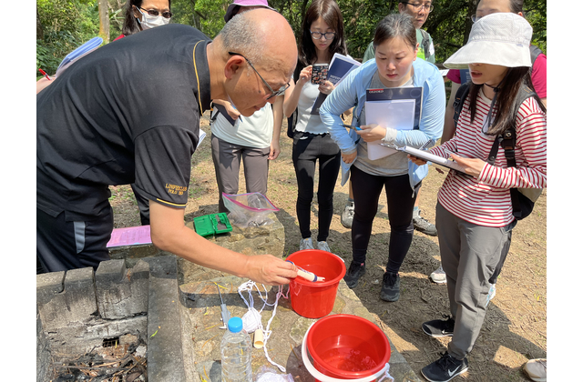 鶴藪梧桐河上游考察；示範和指導老師用各種儀器和工具在河流上游進行河流測量