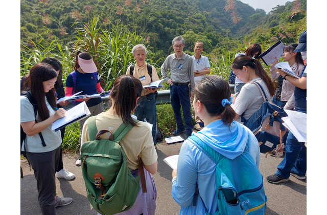 鶴藪梧桐河上游考察；觀察河流地貌，指導老師如何繪畫河流地貌略圖