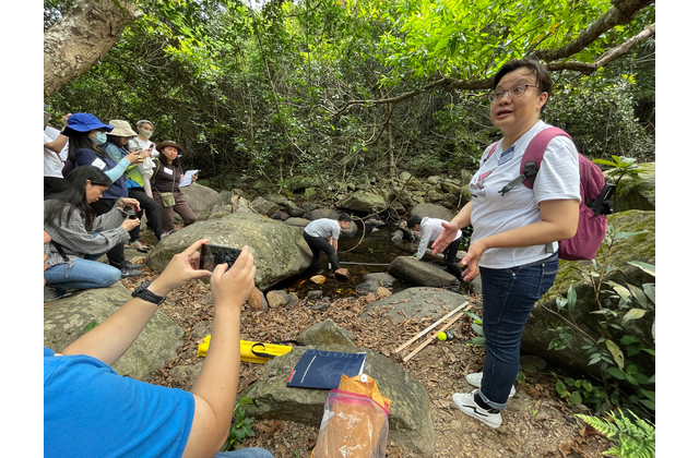 鶴藪梧桐河上游考察；示範和指導老師用各種儀器和工具在河流上游進行河流測量