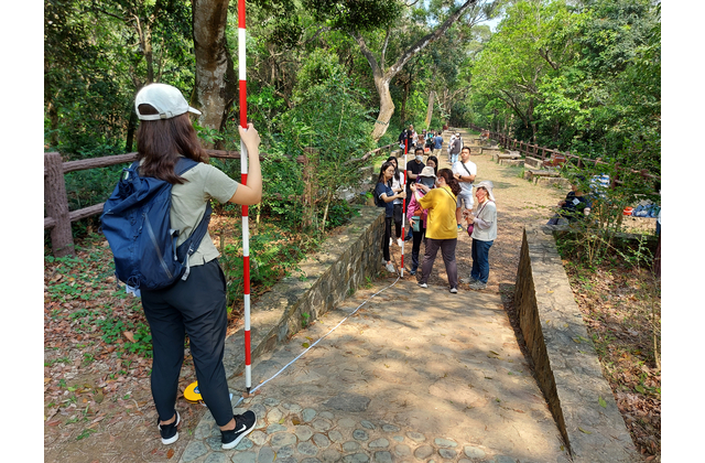 鶴藪梧桐河上游考察；示範和指導老師用各種儀器和工具在河流上游進行河流測量