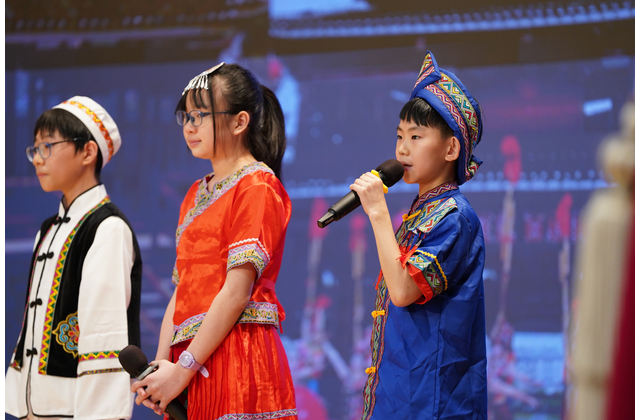 The students demonstrated impressive creativity and English skills in their presentations. 