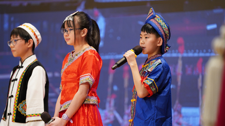 The students demonstrated impressive creativity and English skills in their presentations. 